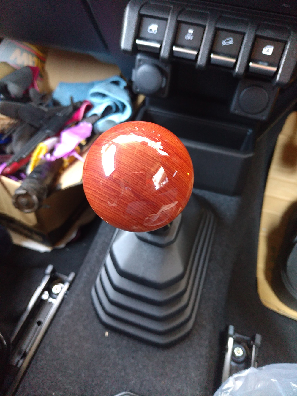 APIO様のウッドトランスファーノブ取り付け作業になります。