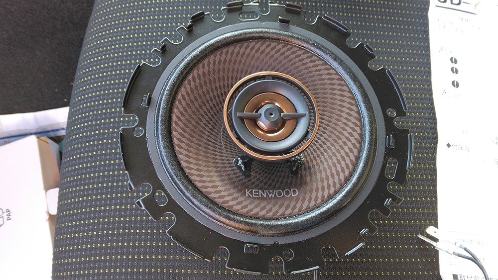 ジムニーラバーズ店長の伊藤です☺️KENWOOD様のフロントスピーカー取り付け作業になります。