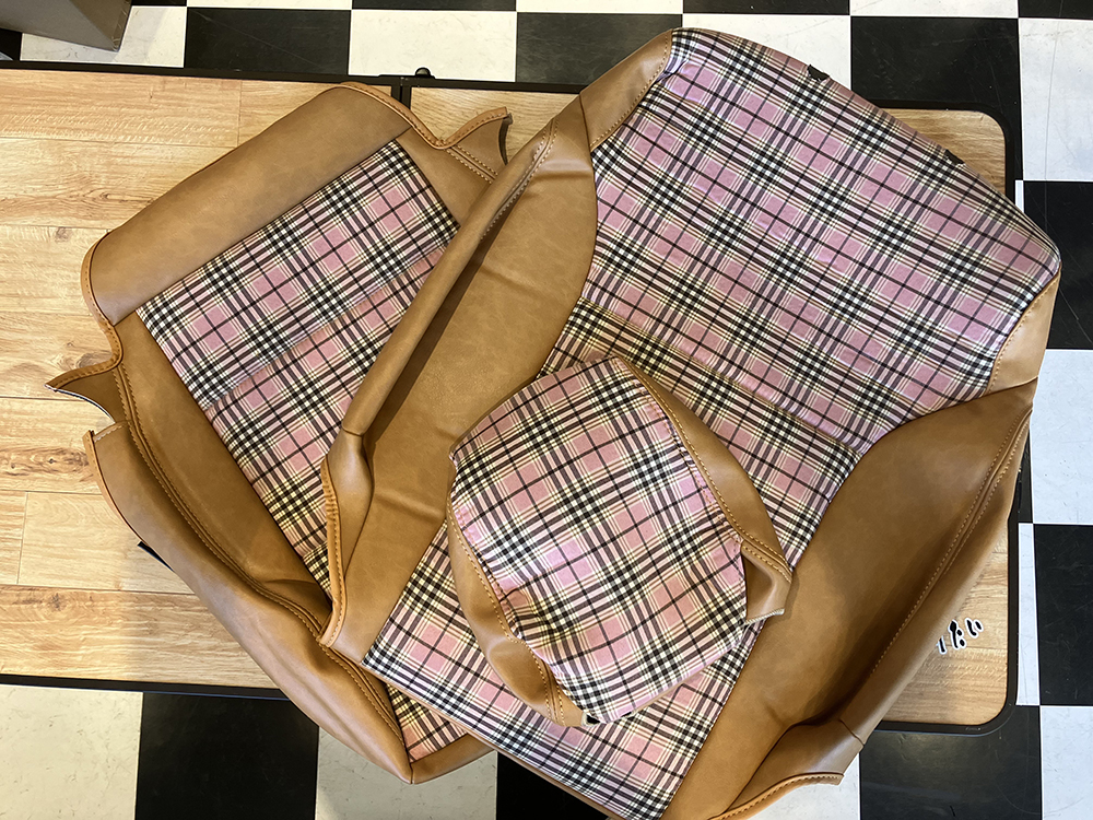 ジムニーラバーズ店長の伊藤です☺️Heritage様のシートカバー取り付け作業になります。