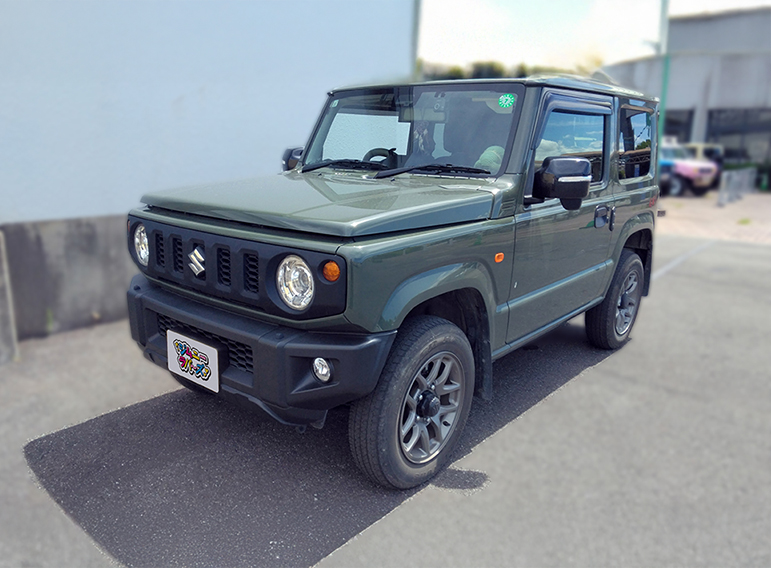 ジムニーラバーズ店長の伊藤です☺️AUTOCOUTURE様のフロントグリル取り付け作業になります。